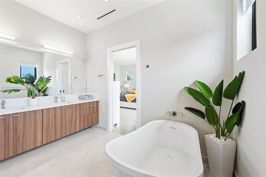 For Sale: $4,950,000 (5 beds, 6 baths, 4021 Square Feet)
