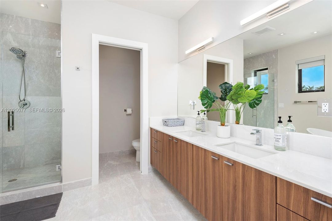 For Sale: $4,950,000 (5 beds, 6 baths, 4021 Square Feet)