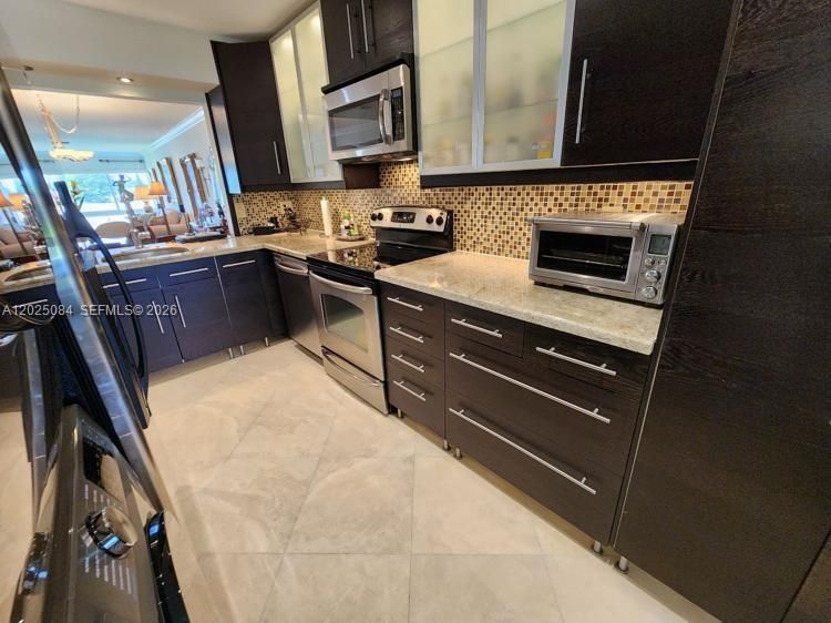 For Sale: $199,000 (2 beds, 2 baths, 1221 Square Feet)