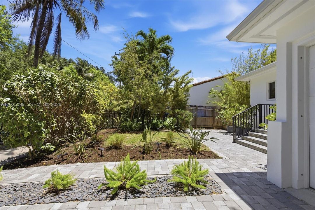 Active With Contract: $988,000 (2 beds, 2 baths, 1346 Square Feet)