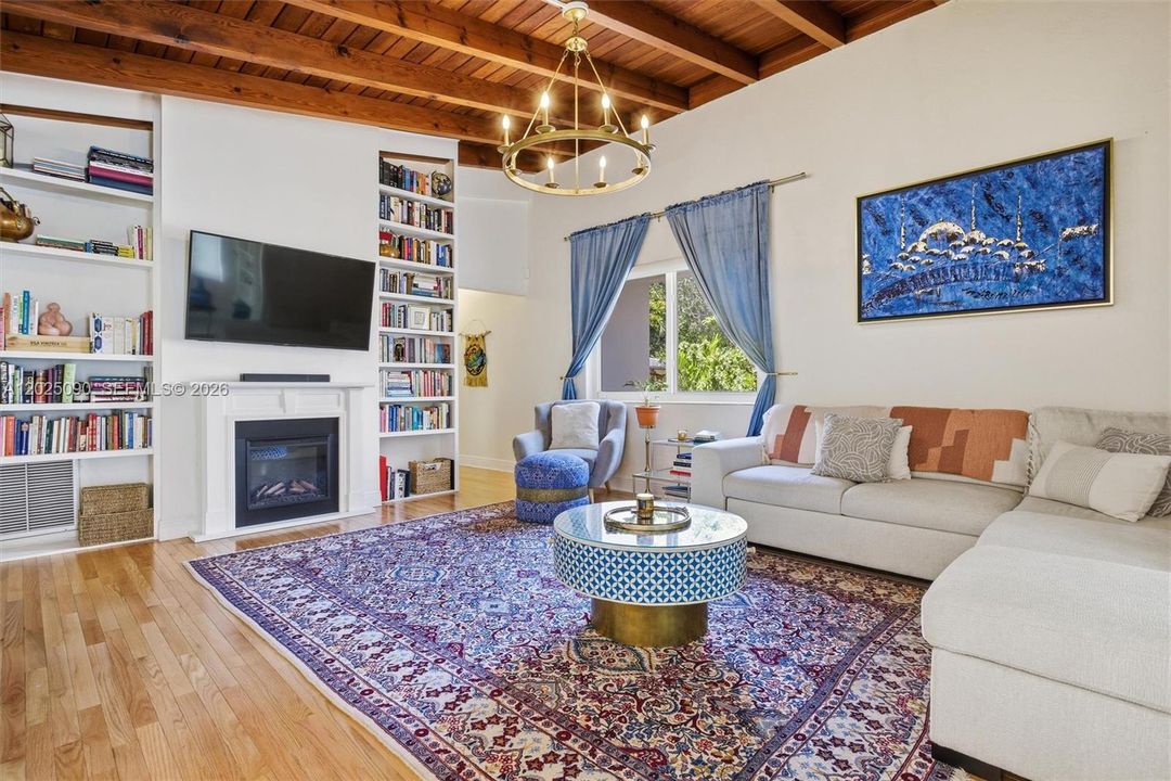 Active With Contract: $988,000 (2 beds, 2 baths, 1346 Square Feet)