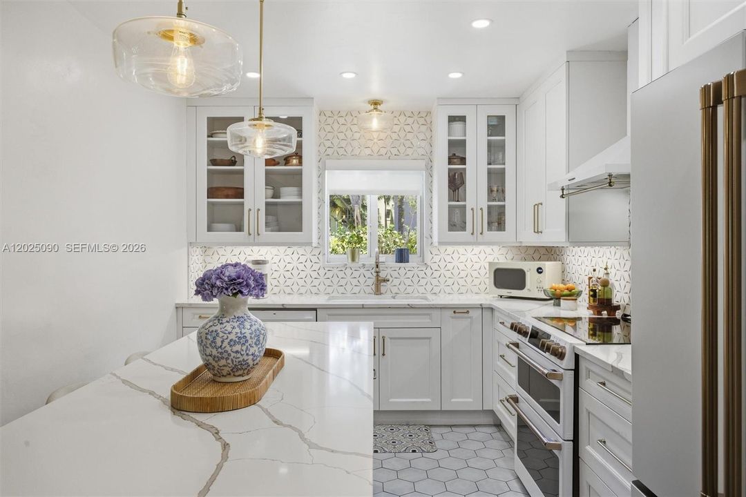 Active With Contract: $988,000 (2 beds, 2 baths, 1346 Square Feet)