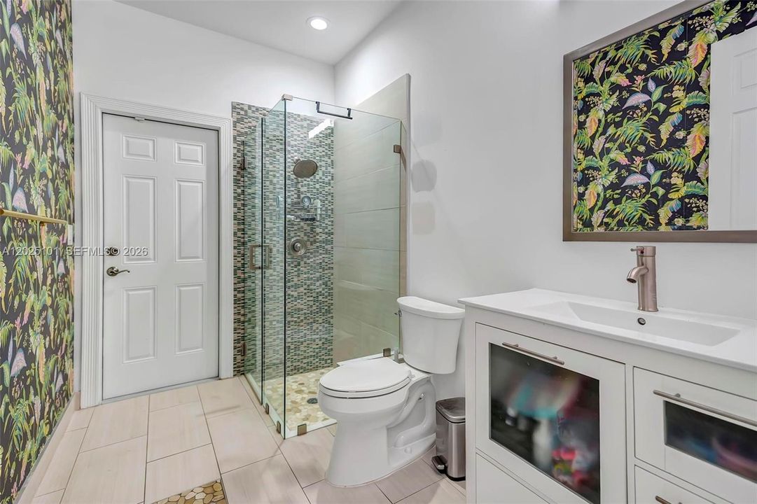 Activo con contrato: $985,000 (5 camas, 3 baños, 3140 Pies cuadrados)