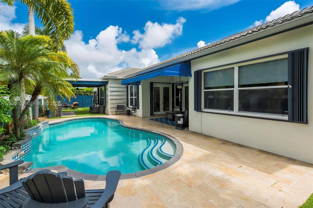 Activo con contrato: $985,000 (5 camas, 3 baños, 3140 Pies cuadrados)
