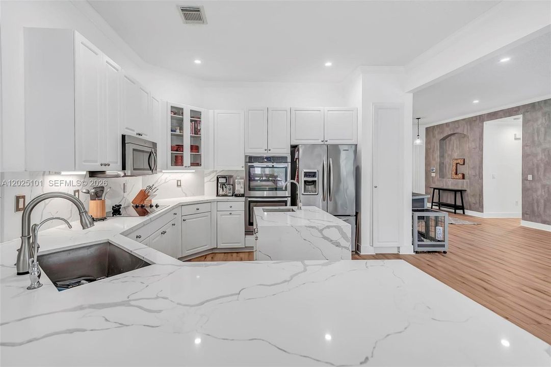Activo con contrato: $985,000 (5 camas, 3 baños, 3140 Pies cuadrados)