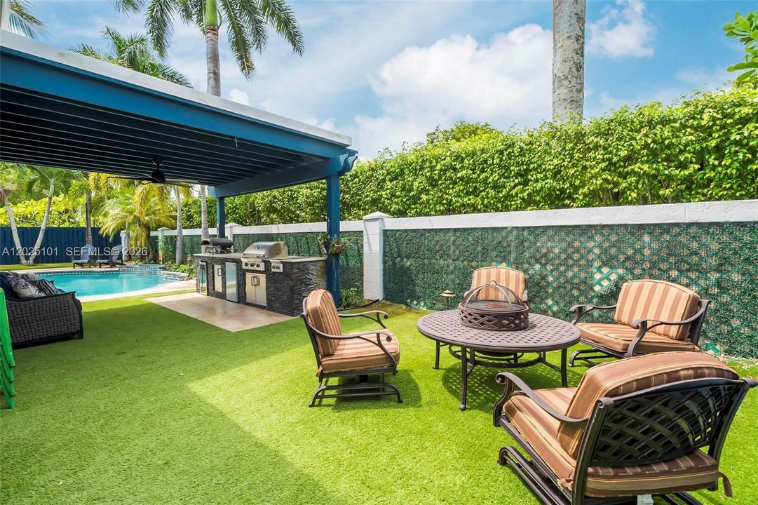 Activo con contrato: $985,000 (5 camas, 3 baños, 3140 Pies cuadrados)