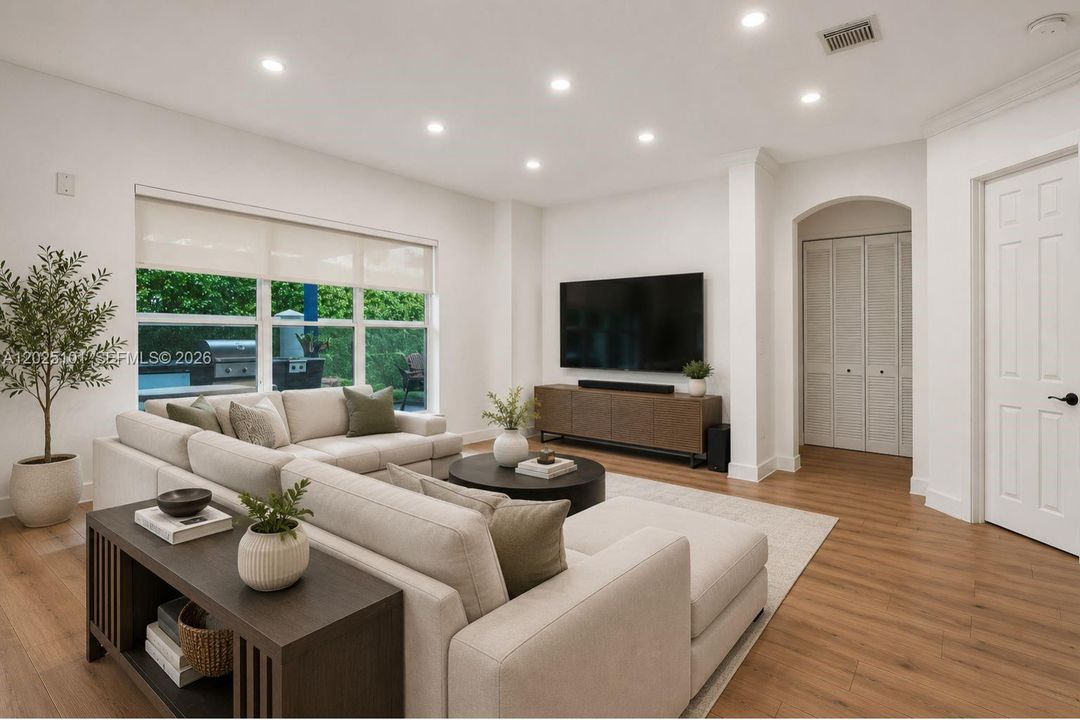 Activo con contrato: $985,000 (5 camas, 3 baños, 3140 Pies cuadrados)