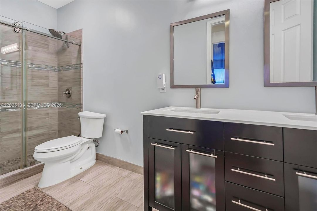 Activo con contrato: $985,000 (5 camas, 3 baños, 3140 Pies cuadrados)