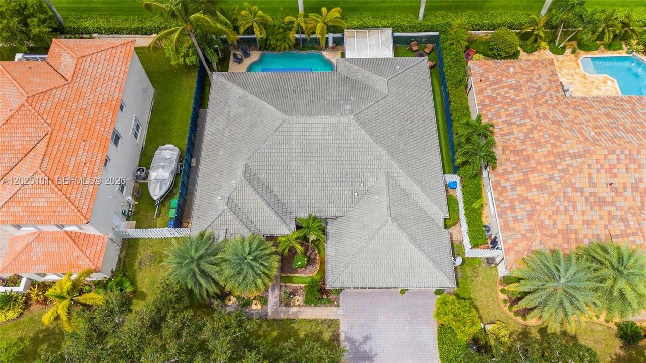 Activo con contrato: $985,000 (5 camas, 3 baños, 3140 Pies cuadrados)
