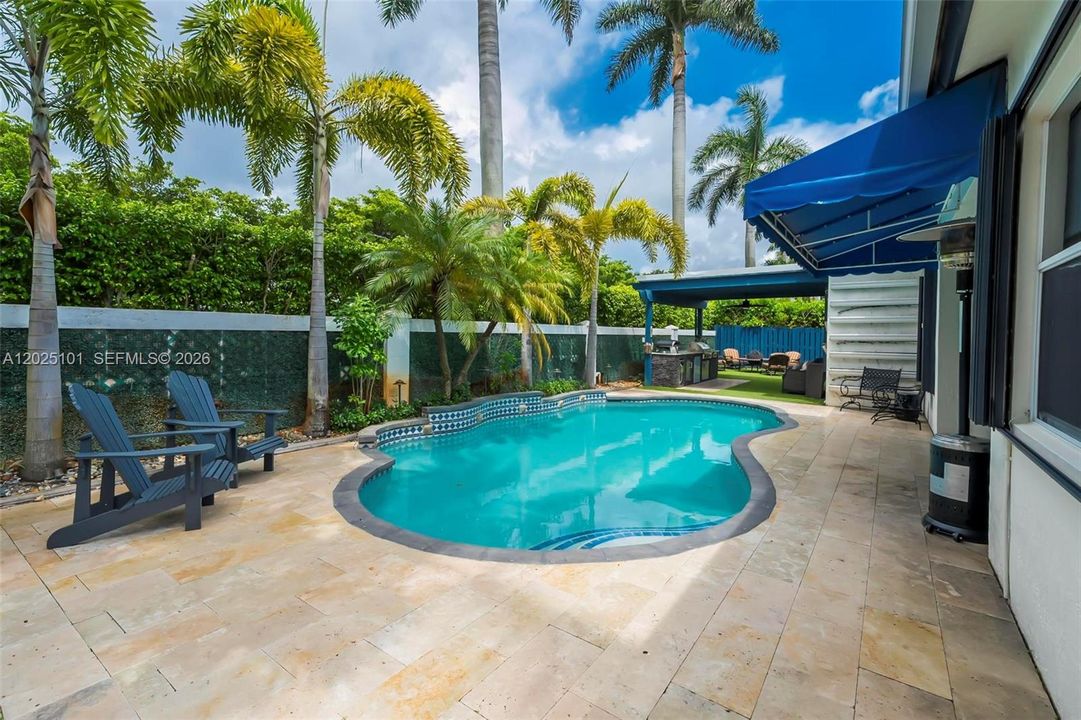 Activo con contrato: $985,000 (5 camas, 3 baños, 3140 Pies cuadrados)