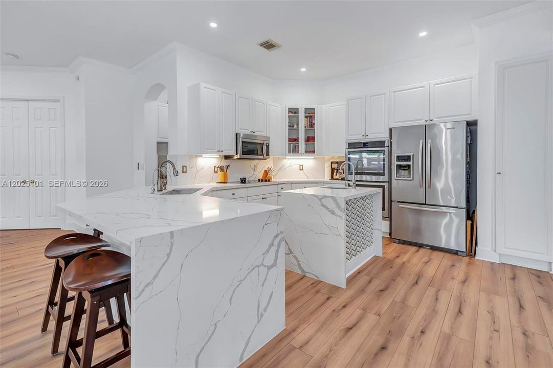 Activo con contrato: $985,000 (5 camas, 3 baños, 3140 Pies cuadrados)