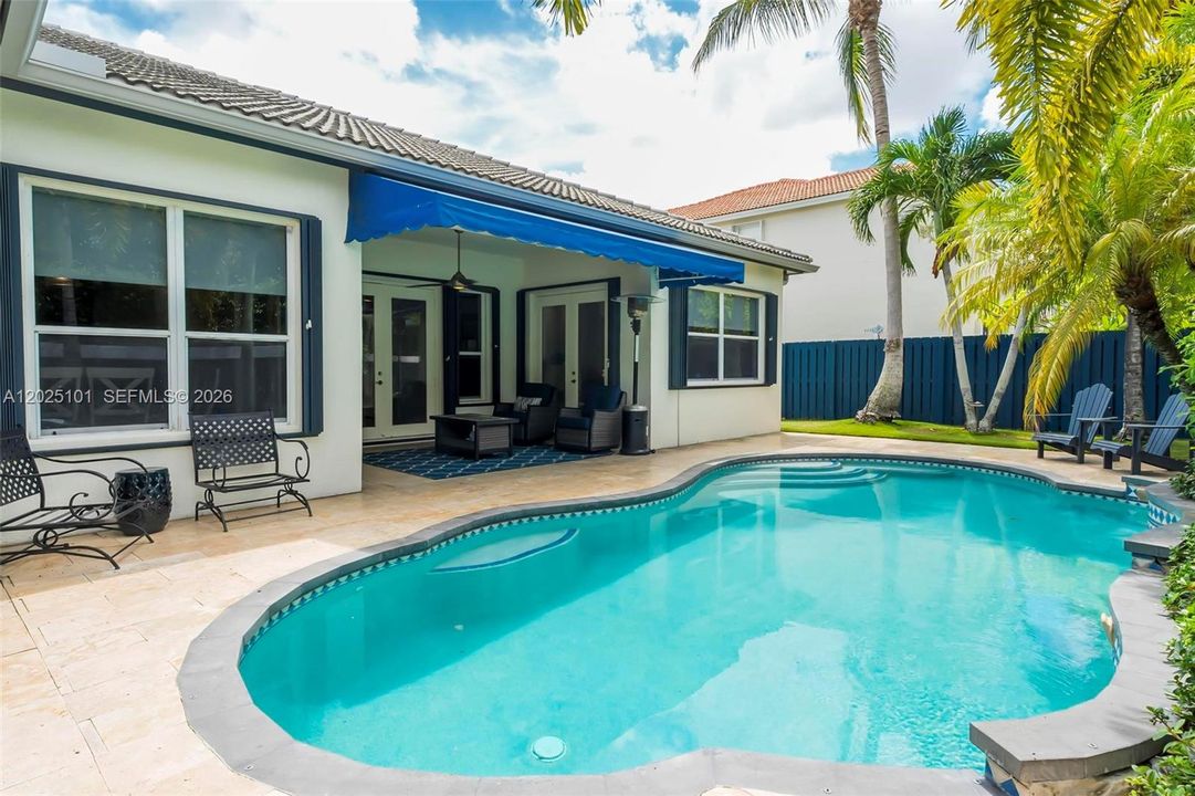 Activo con contrato: $985,000 (5 camas, 3 baños, 3140 Pies cuadrados)