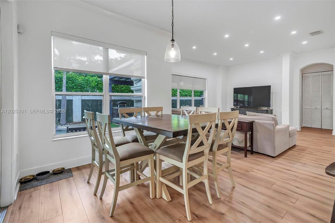 Activo con contrato: $985,000 (5 camas, 3 baños, 3140 Pies cuadrados)