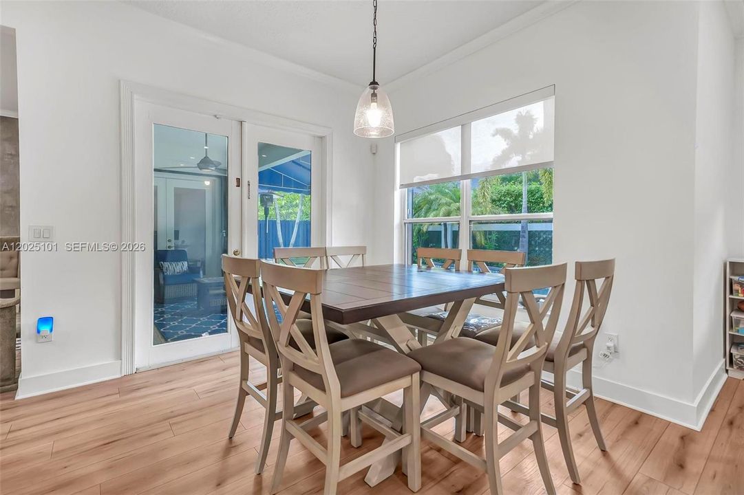 Activo con contrato: $985,000 (5 camas, 3 baños, 3140 Pies cuadrados)