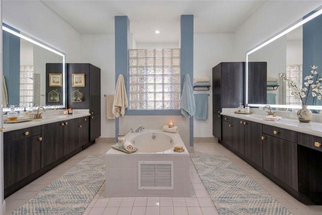 Activo con contrato: $985,000 (5 camas, 3 baños, 3140 Pies cuadrados)