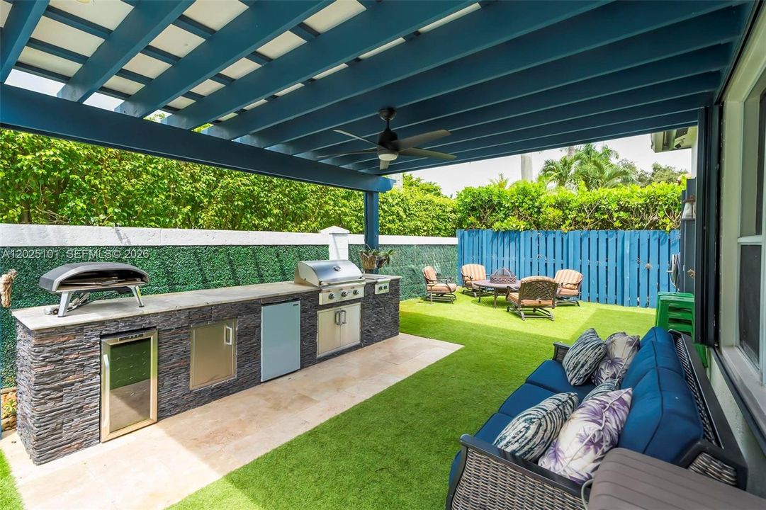 Activo con contrato: $985,000 (5 camas, 3 baños, 3140 Pies cuadrados)