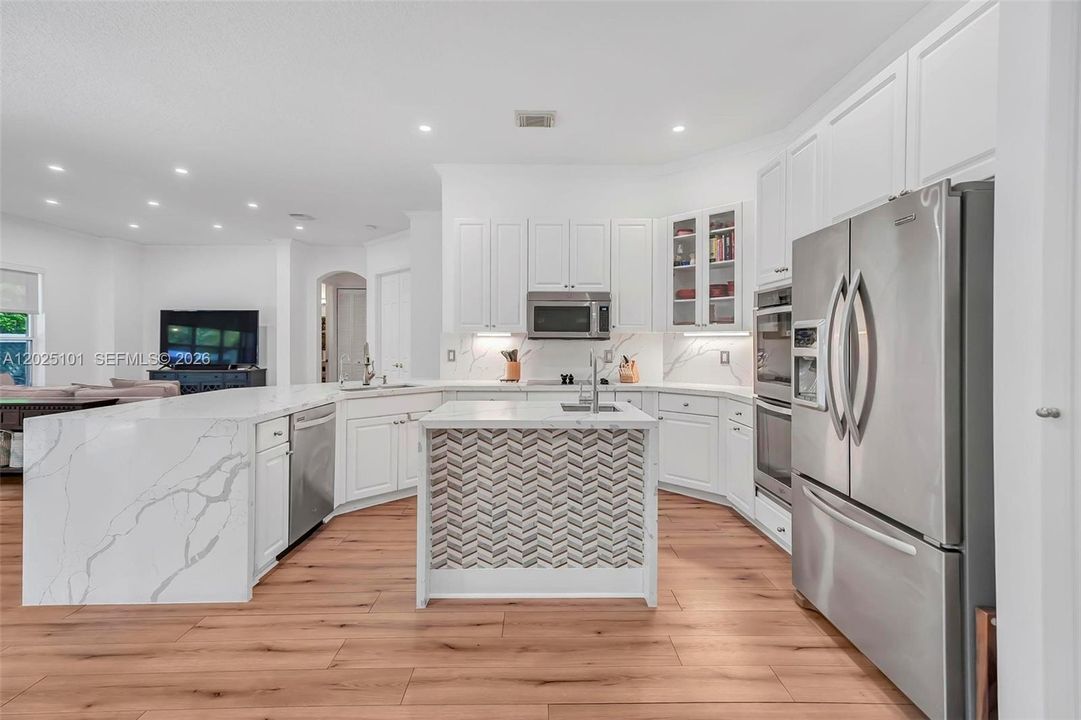 Activo con contrato: $985,000 (5 camas, 3 baños, 3140 Pies cuadrados)