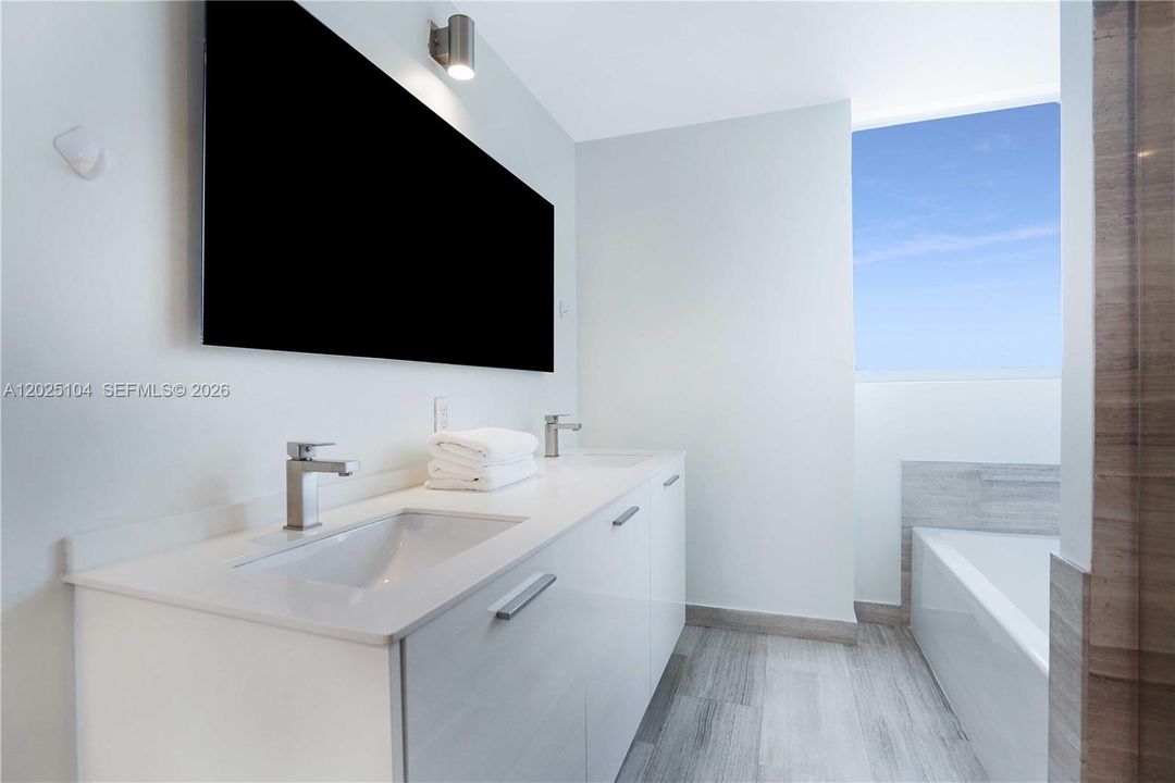 For Sale: $1,295,000 (3 beds, 2 baths, 1308 Square Feet)