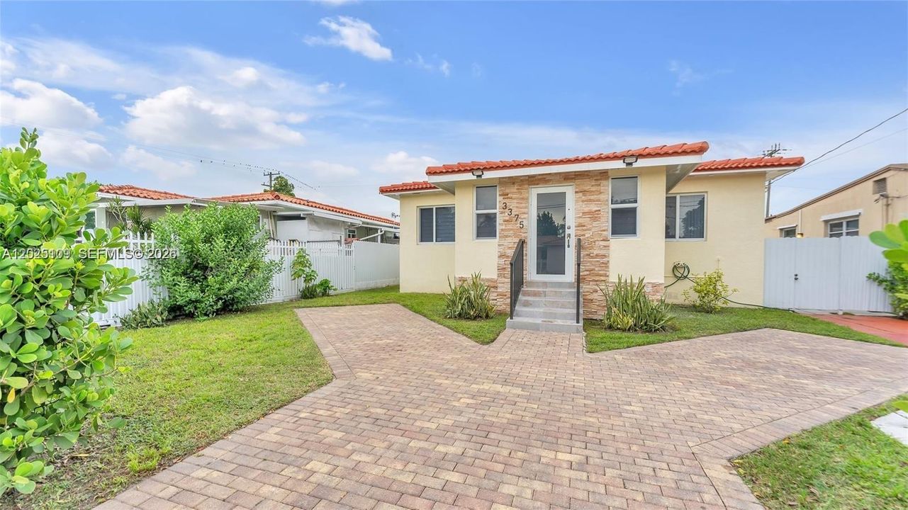 For Sale: $770,000 (3 beds, 2 baths, 1161 Square Feet)