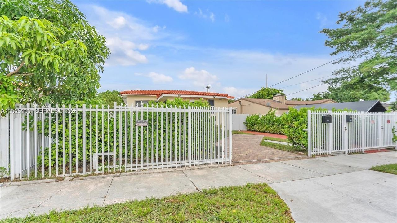 For Sale: $770,000 (3 beds, 2 baths, 1161 Square Feet)