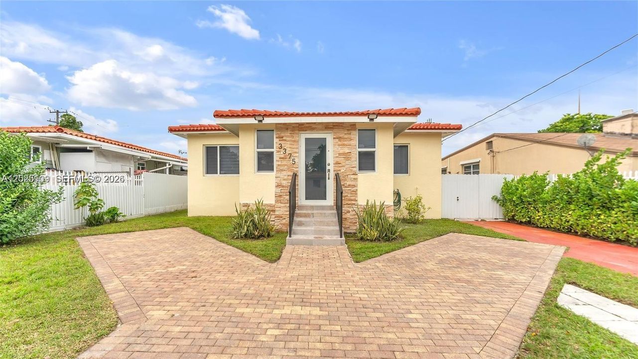 For Sale: $770,000 (3 beds, 2 baths, 1161 Square Feet)