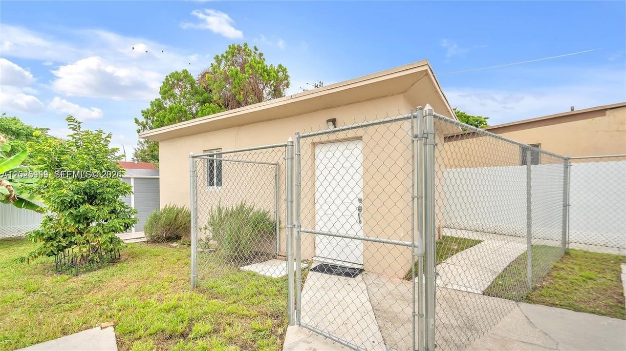 For Sale: $770,000 (3 beds, 2 baths, 1161 Square Feet)
