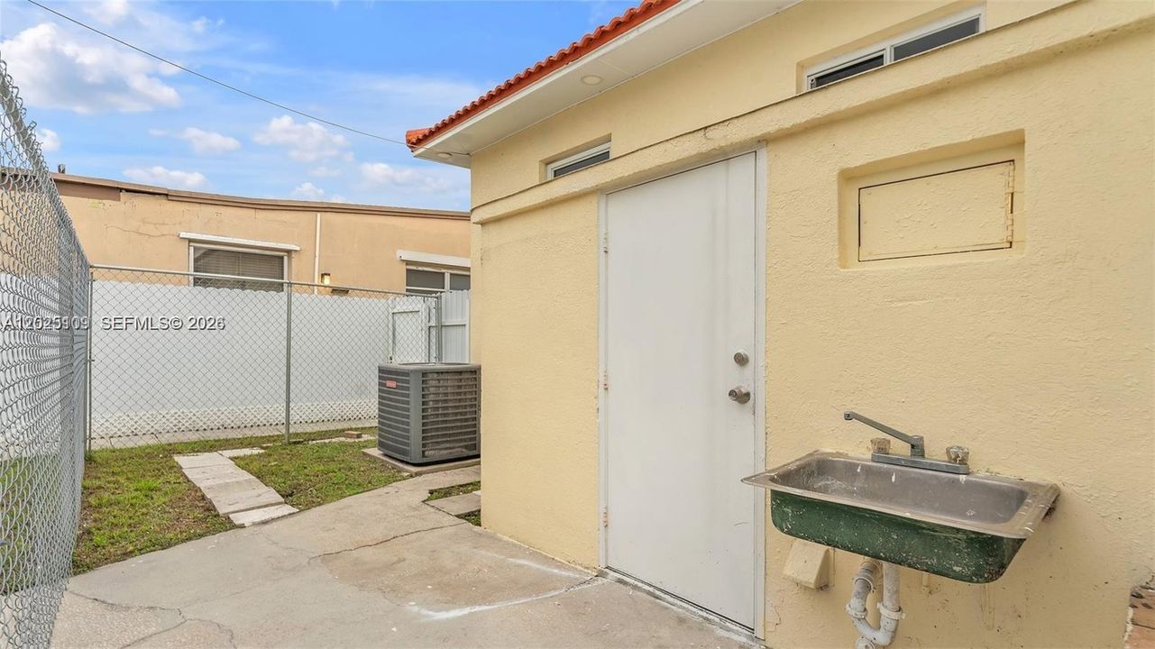 For Sale: $770,000 (3 beds, 2 baths, 1161 Square Feet)