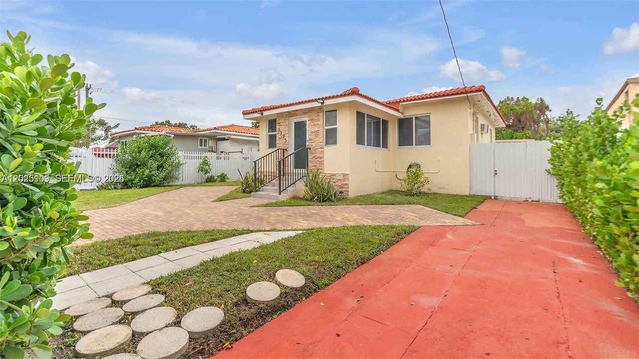 For Sale: $770,000 (3 beds, 2 baths, 1161 Square Feet)