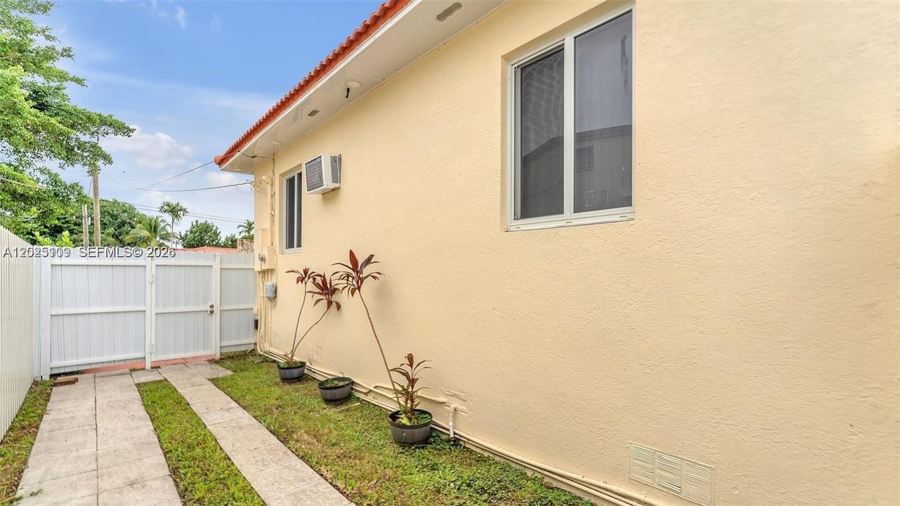 For Sale: $770,000 (3 beds, 2 baths, 1161 Square Feet)