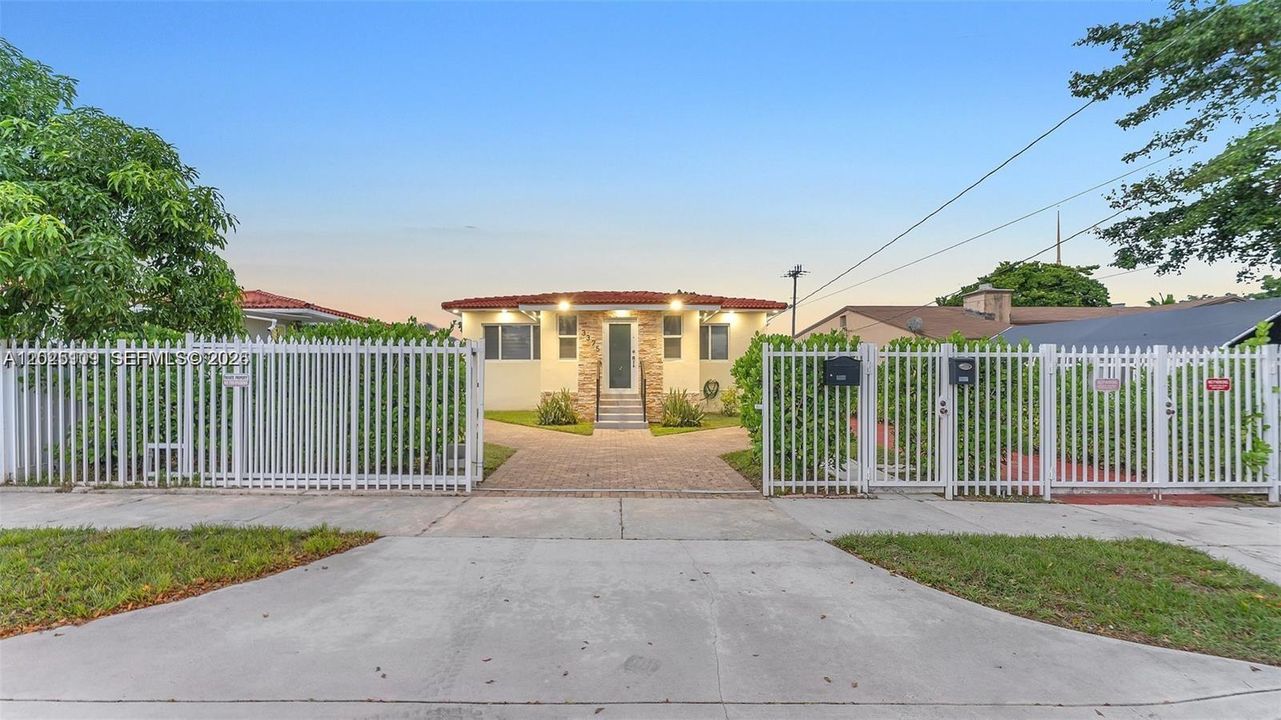 For Sale: $770,000 (3 beds, 2 baths, 1161 Square Feet)