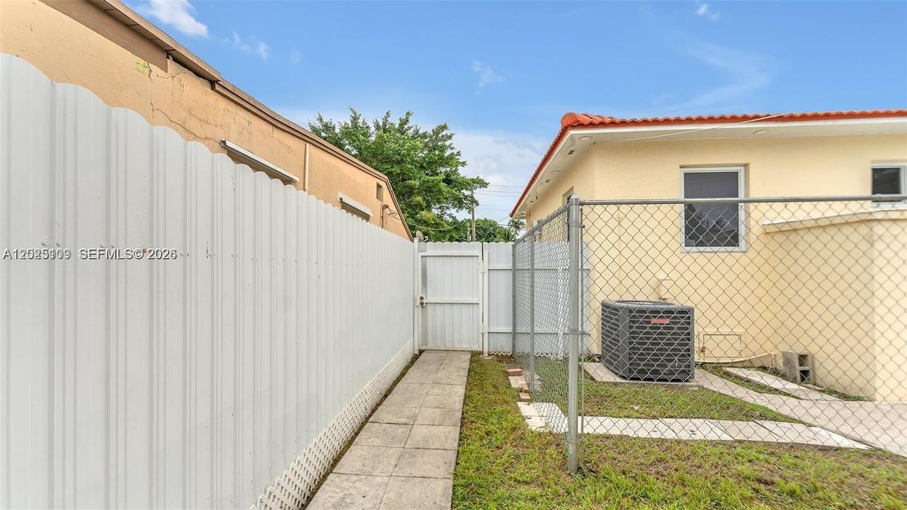 For Sale: $770,000 (3 beds, 2 baths, 1161 Square Feet)