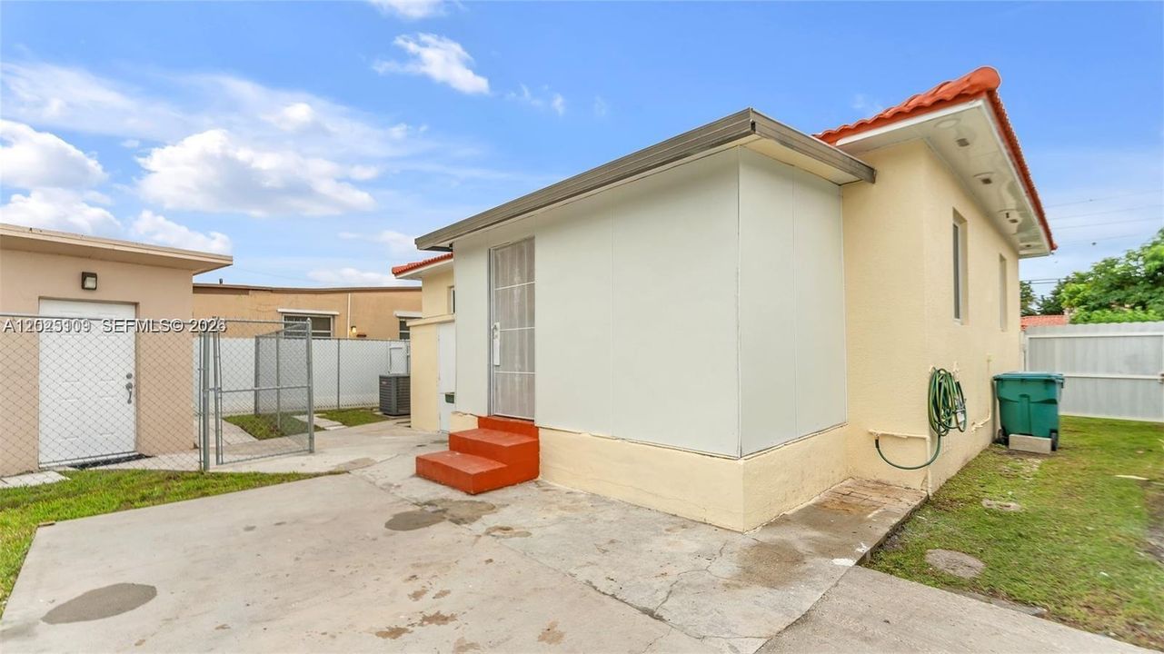 For Sale: $770,000 (3 beds, 2 baths, 1161 Square Feet)