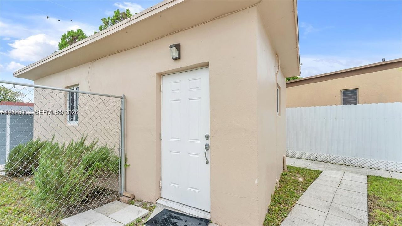 For Sale: $770,000 (3 beds, 2 baths, 1161 Square Feet)