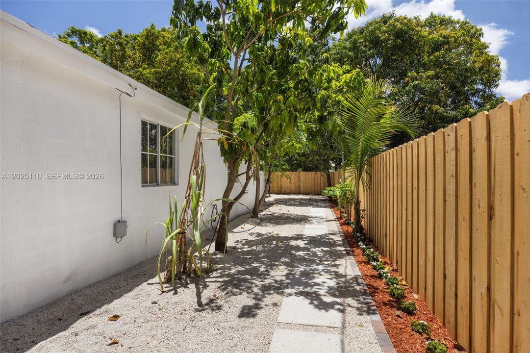 For Sale: $549,000 (4 beds, 2 baths, 1372 Square Feet)