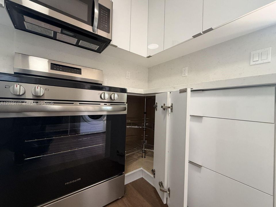 For Sale: $549,000 (4 beds, 2 baths, 1372 Square Feet)