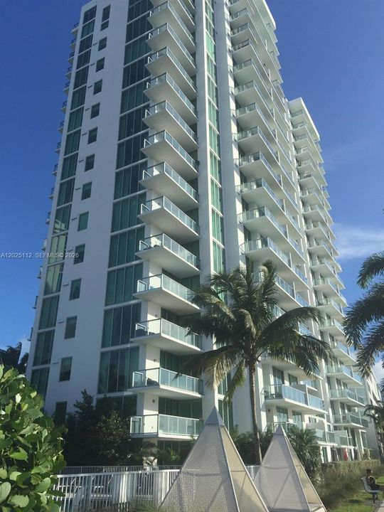 For Sale: $725,900 (2 beds, 3 baths, 1398 Square Feet)