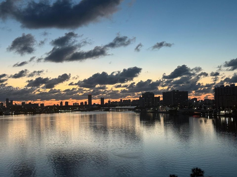 For Sale: $725,900 (2 beds, 3 baths, 1398 Square Feet)