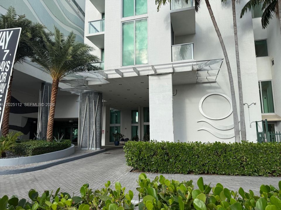 For Sale: $725,900 (2 beds, 3 baths, 1398 Square Feet)