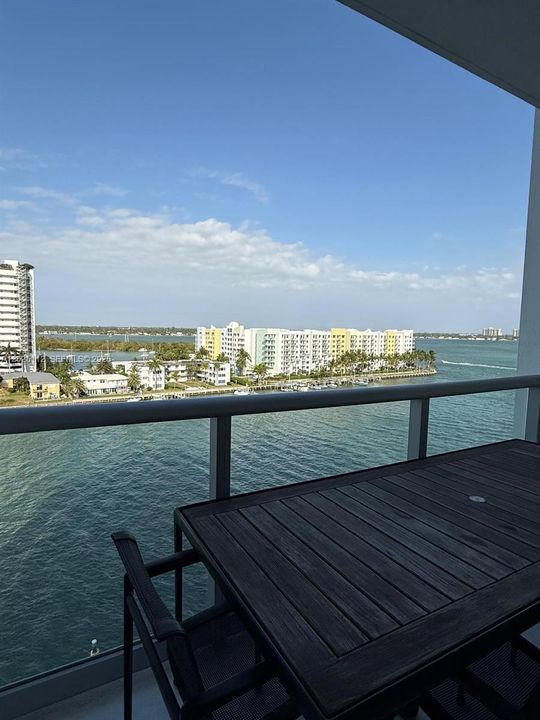 For Sale: $725,900 (2 beds, 3 baths, 1398 Square Feet)