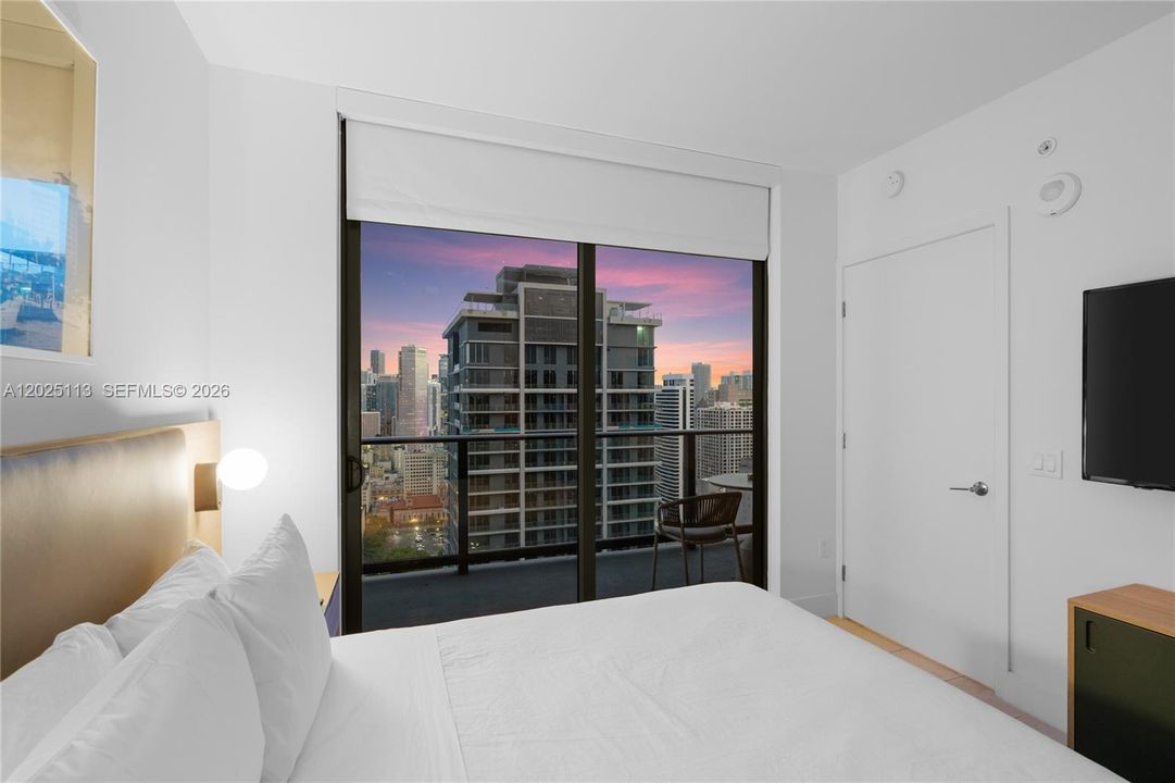 Под контрактом: $829,000 (2 спален, 2 ванн, 916 Квадратных фут)