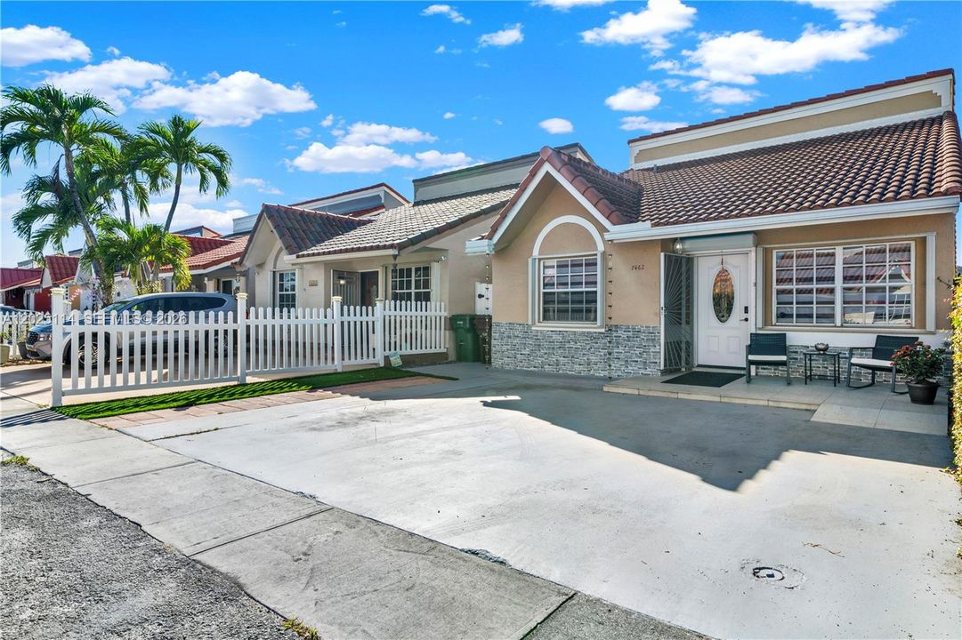 For Sale: $565,000 (3 beds, 2 baths, 1295 Square Feet)