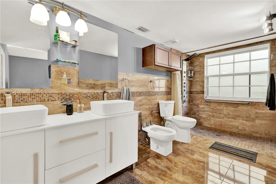 For Sale: $565,000 (3 beds, 2 baths, 1295 Square Feet)
