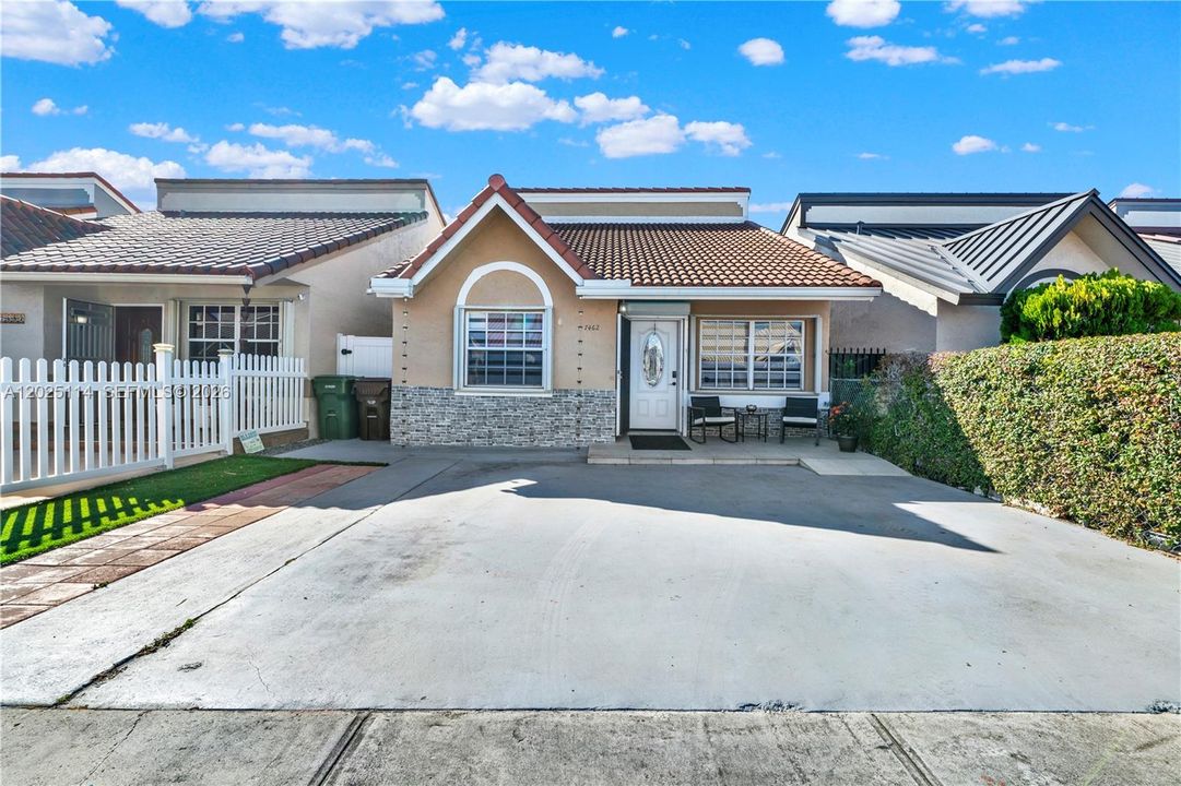 For Sale: $565,000 (3 beds, 2 baths, 1295 Square Feet)