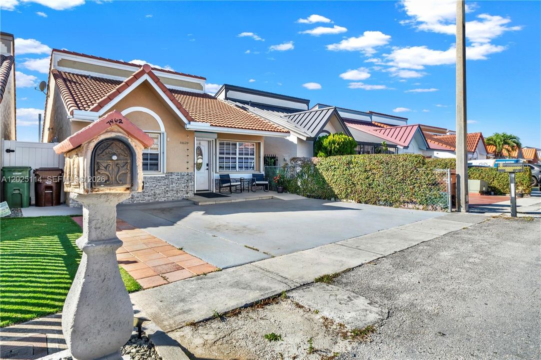 For Sale: $565,000 (3 beds, 2 baths, 1295 Square Feet)