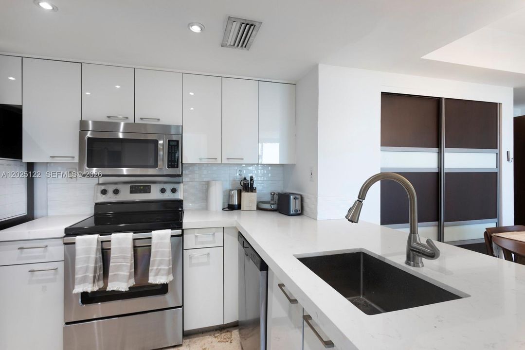 For Rent: $3,600 (1 beds, 1 baths, 746 Square Feet)