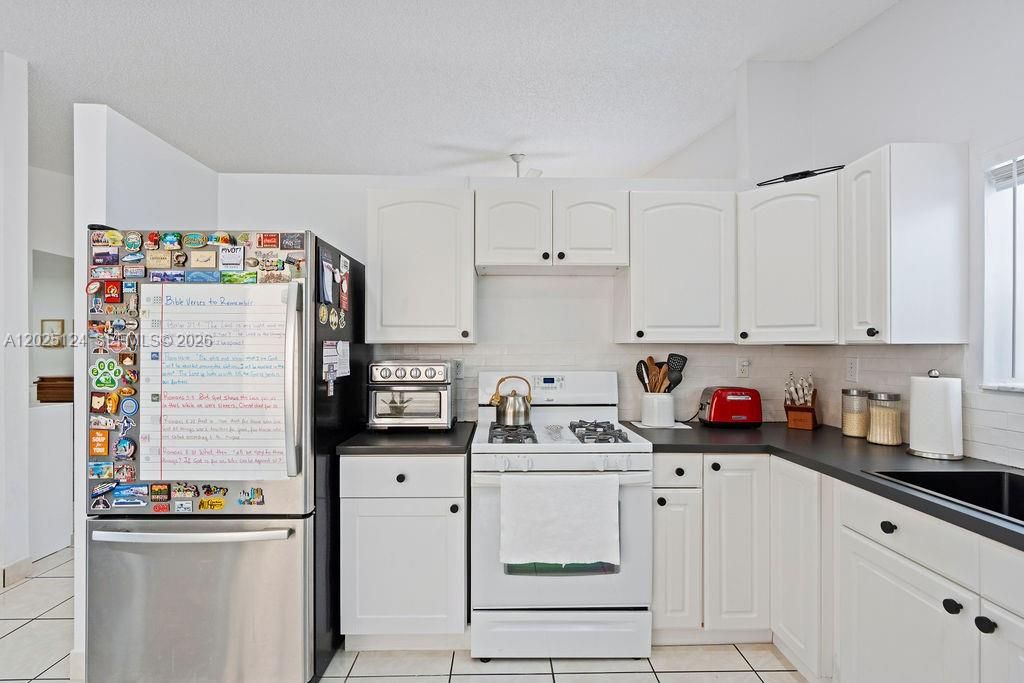 For Sale: $640,000 (3 beds, 2 baths, 1588 Square Feet)