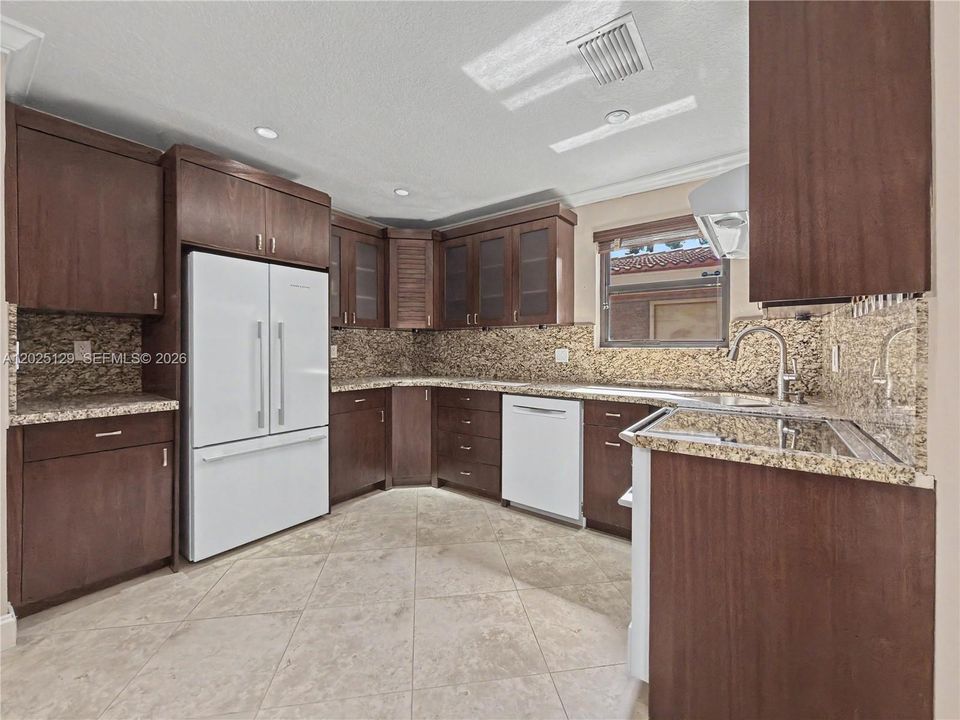 For Sale: $349,900 (2 beds, 2 baths, 1615 Square Feet)