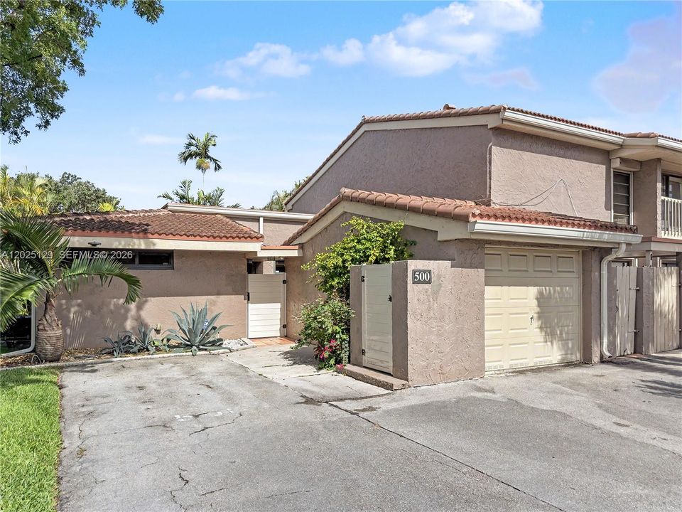 For Sale: $349,900 (2 beds, 2 baths, 1615 Square Feet)