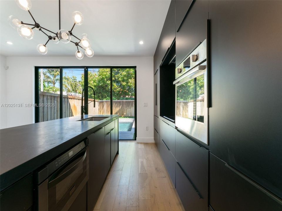 En Renta: $7,995 (3 camas, 2 baños, 1900 Pies cuadrados)