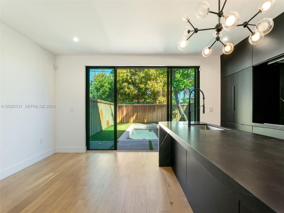 En Renta: $7,995 (3 camas, 2 baños, 1900 Pies cuadrados)
